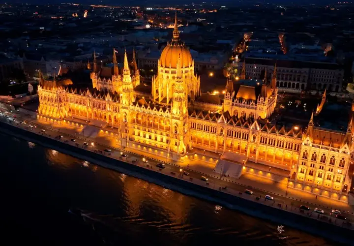 Budynek Parlamentu w Budapeszcie nocą. Czy w Budapeszcie jest drogo? Widok zapiera dech, a ceny mogą zaskoczyć.