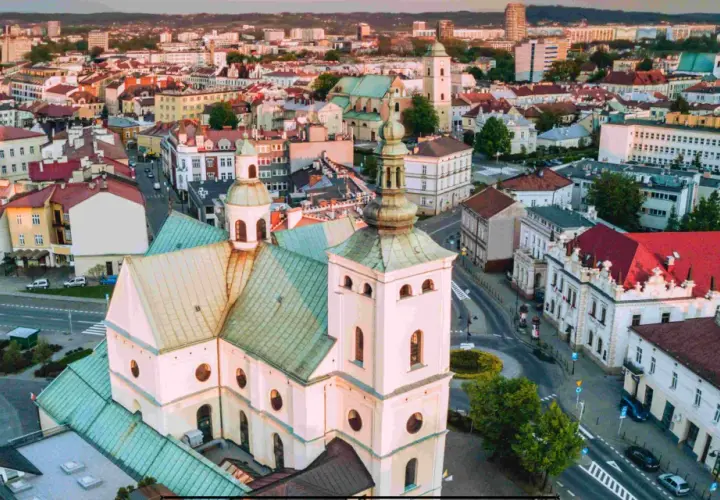 Rzeszów oferuje wiele atrakcji dla dorosłych, w tym piękne zabytki, jak ten kościół, oraz urokliwe uliczki.