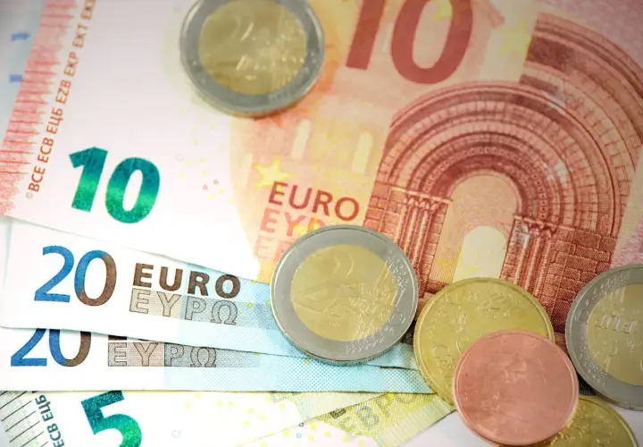 Na Malcie obowiązuje euro. Na zdjęciu banknoty 5, 10, 20 euro i monety.