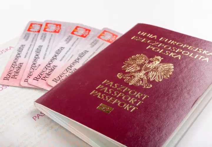 Paszport i kilka dowodów osobistych. Czy do Francji potrzebny jest paszport? Tak, jeśli nie podróżujesz w strefie Schengen na dowód.