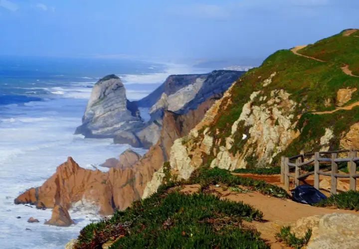 Widok na ocean i klify na Cabo da Roca. Falujące morze uderza o skaliste wybrzeże.