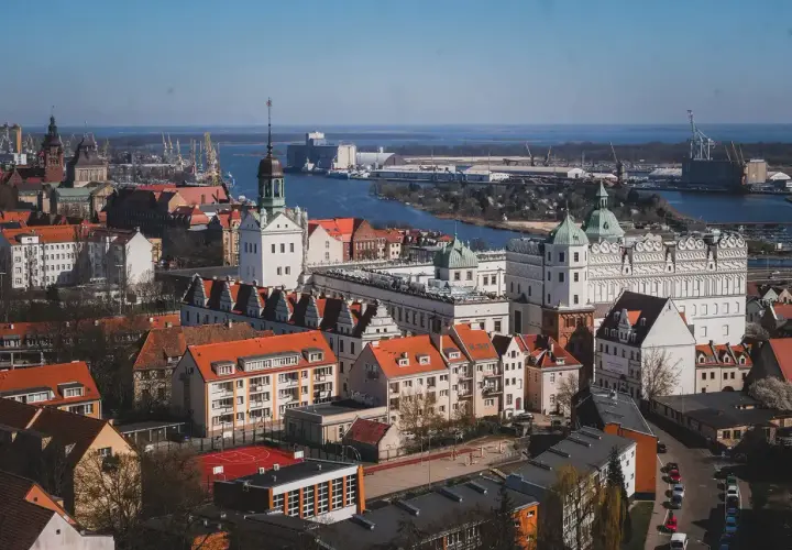 Widok na zamek i port w Szczecinie. Idealne miejsce, by odkrywać, co robić w Szczecinie, spacerując po urokliwym Starym Mieście i podziwiając panoramę.