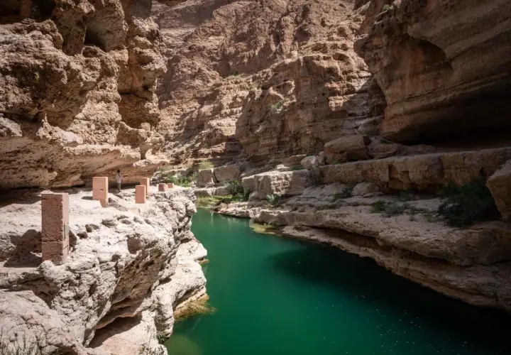 Wadi Shab w Oman. Czy jest bezpiecznie? Tak, szlak jest oznakowany, a woda kusi chłodem.