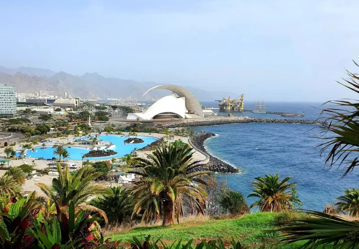 Widok na Audytorium w Santa Cruz de Tenerife, baseny i port. Idealne miejsce, by zobaczyć, co oferuje wyspa.