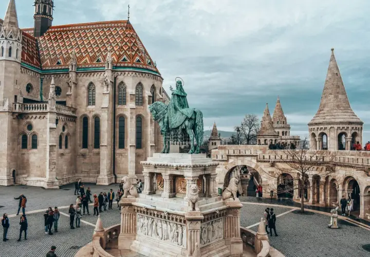 Wzgórze zamkowe w Budapeszcie z pomnikiem konnym i neogotycką architekturą.
