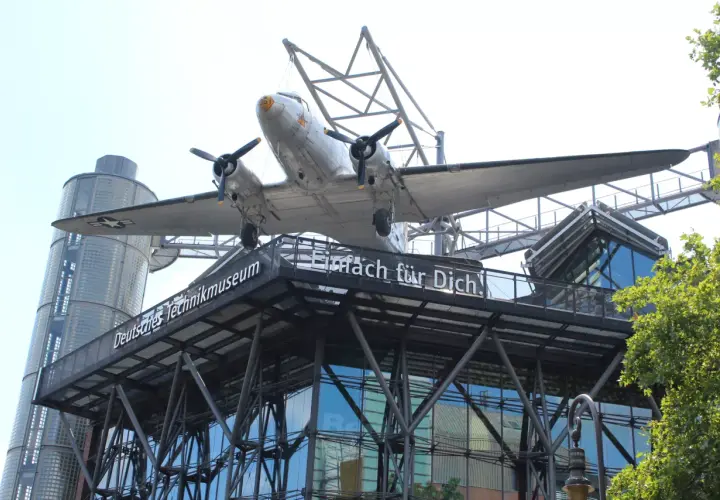 Samolot na dachu Deutsches Technikmuseum Berlin. Napis "Einfach für Dich!" zaprasza do zwiedzania.