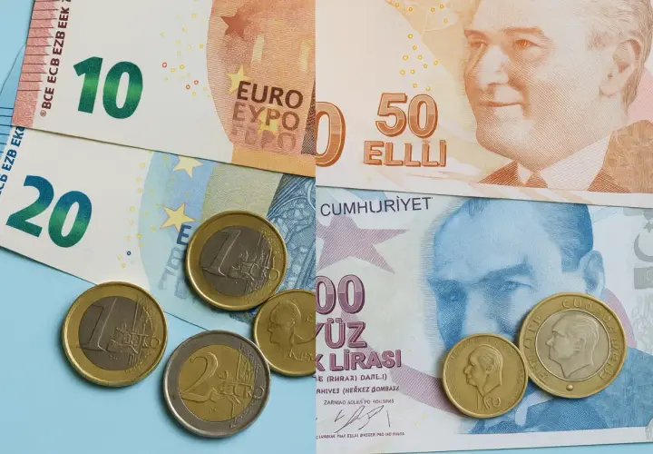 Euro i lira turecka. Na Cyprze używa się euro, więc to zestawienie pokazuje, jaka waluta na Cyprze jest oficjalna.