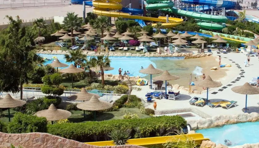 Wodne szaleństwo w Titanic Resort & Aquapark! Kolorowe zjeżdżalnie, baseny i palmy tworzą idealne miejsce na wakacyjny relaks.