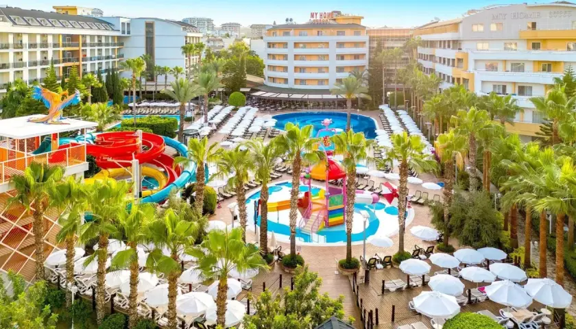 Rajskie wakacje w Seven Seas Palmeras Bay: zjeżdżalnie wodne, baseny i palmy. Idealne miejsce na relaks i zabawę.