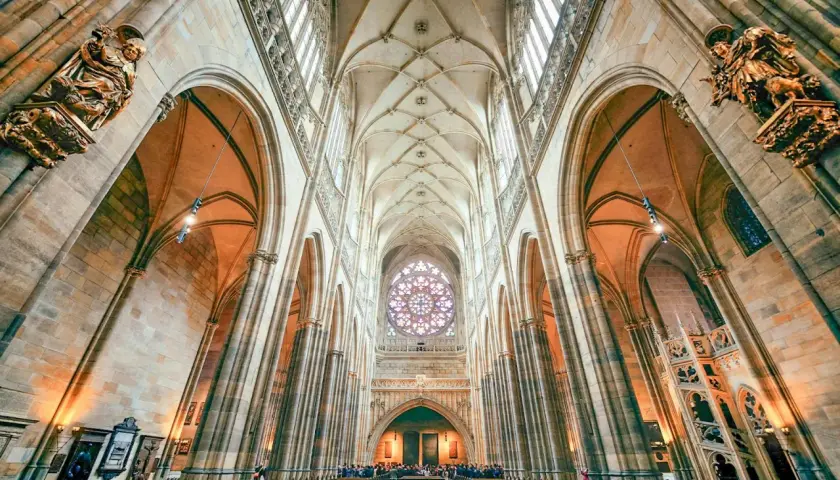 Wnętrze katedry św. Wita zachwyca gotycką architekturą, strzelistymi łukami i witrażową rozetą.