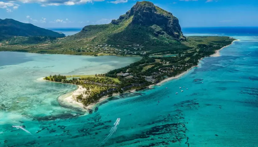 Mauritius, lipiec: słoneczna pogoda, turkusowa woda, plaże i góra Le Morne Brabant. Idealne warunki do wypoczynku.