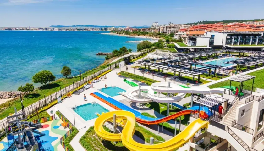 Wspaniały Voya Beach Resort z widokiem na morze. Wodne zjeżdżalnie, baseny i plac zabaw dla dzieci. Idealne miejsce na wakacje.