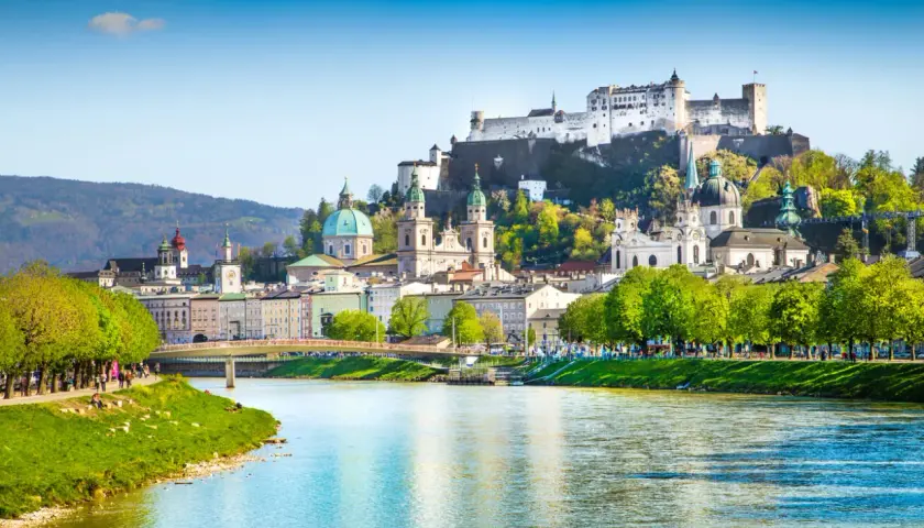 Widok na Salzburg z rzeką i twierdzą Hohensalzburg. Piękne miasto, ale ceny w Austrii mogą zaskoczyć.