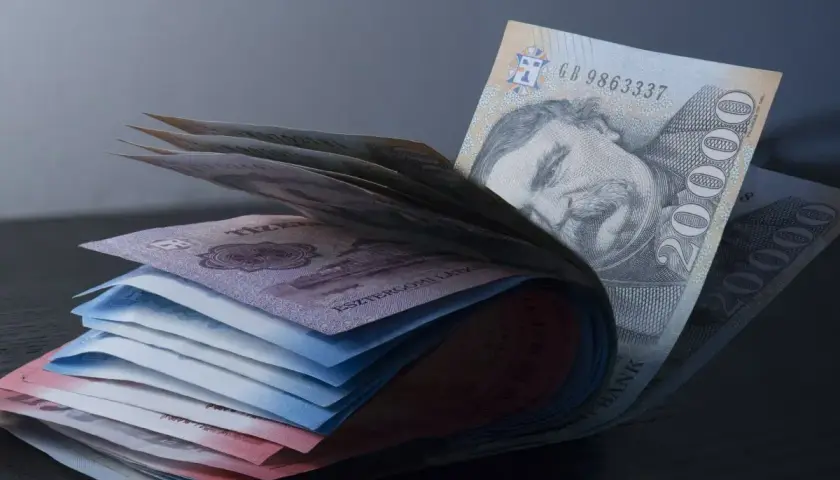 Stos banknotów węgierskich forintów. Czy na Węgrzech można płacić euro? Nie, tam używa się forintów.