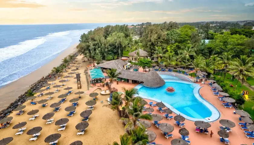Rajski kurort nad oceanem w Gambii. Plaże, baseny i palmy – idealne miejsce, by zobaczyć, co oferuje Gambia.