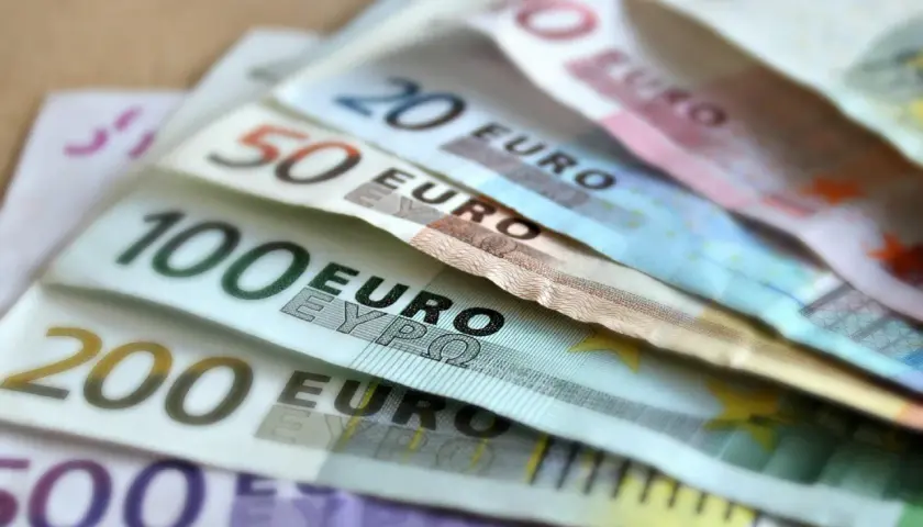 Euro banknoty o nominałach 50, 100, 200 i 500. Planujesz podróż do Chorwacji? Od 2023 roku obowiązuje tam euro, więc to właśnie ta waluta jest potrzebna.