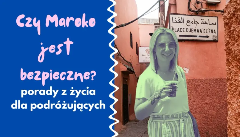 Kobieta z tatuażem na ręce uśmiecha się na tle uliczki w Maroku, gdzie znajduje się znak "Place Djemaa El Fna". Czy w Maroko jest bezpiecznie? Porady dla podróżujących.