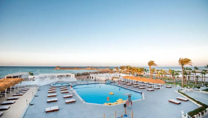 Relaks przy basenie i plaży w Meraki Resort Hurghada. Słoneczny dzień nad Morzem Czerwonym.