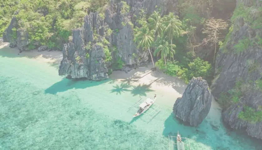 Rajska plaża na Filipinach. Uważaj na ostre skały i prądy morskie podczas kąpieli.