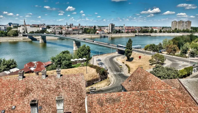 Widok na rzekę Dunaj, most i panoramę miasta w Serbii.