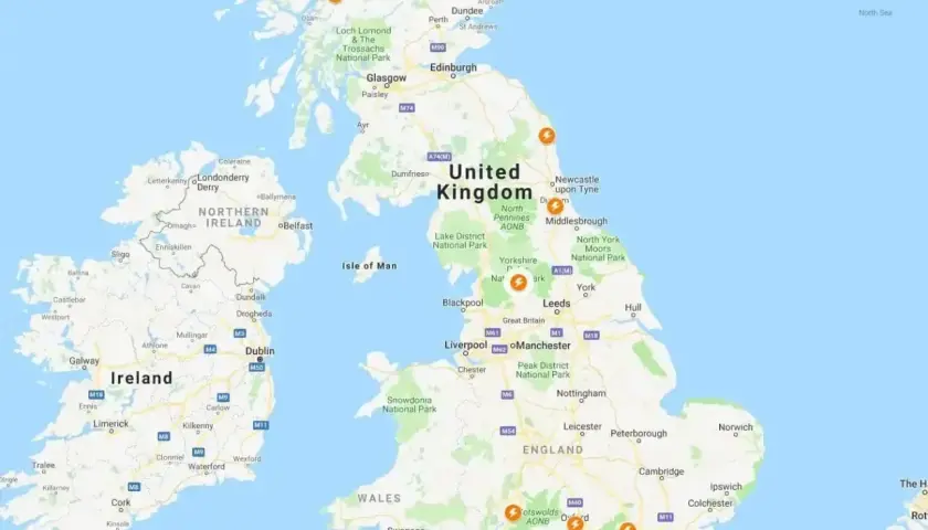 Mapa Wielkiej Brytanii z zaznaczonymi miejscami, gdzie kręcono sceny do Harrego Pottera.