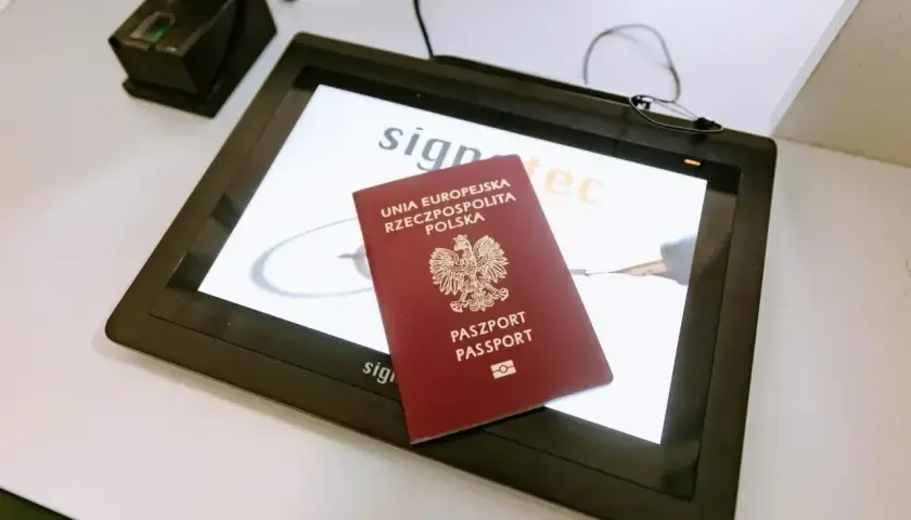 Polski paszport leży na ekranie urządzenia. Czy na Maltę potrzebny paszport? Tak, jako obywatel UE, potrzebujesz go do podróży.