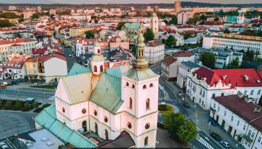 Rzeszów oferuje wiele atrakcji dla dorosłych, w tym piękne zabytki, jak ten kościół, oraz urokliwe uliczki.