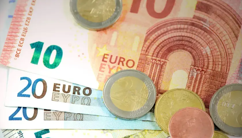 Na Malcie obowiązuje euro. Na zdjęciu banknoty 5, 10, 20 euro i monety.