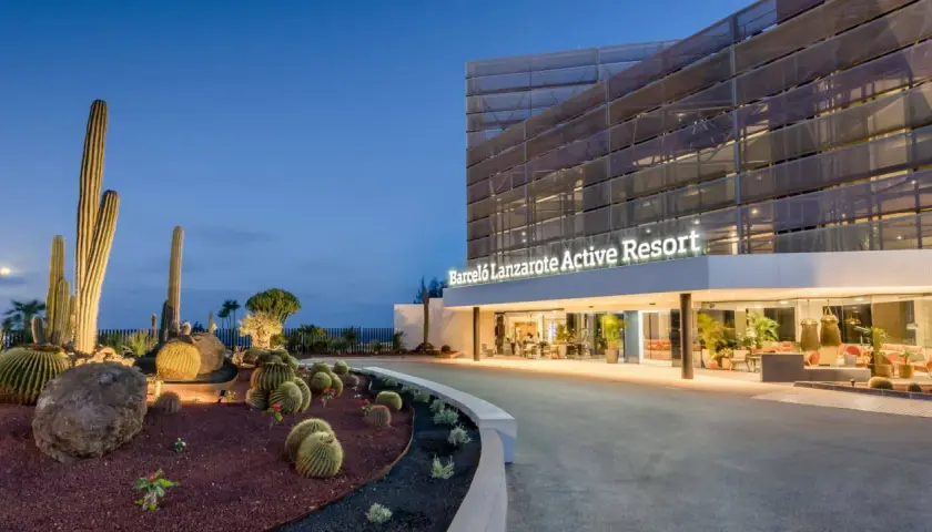 Wejście do Barceló Lanzarote Active Resort z imponującą kolekcją kaktusów i palm.
