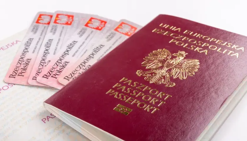 Paszport i kilka dowodów osobistych. Czy do Francji potrzebny jest paszport? Tak, jeśli nie podróżujesz w strefie Schengen na dowód.