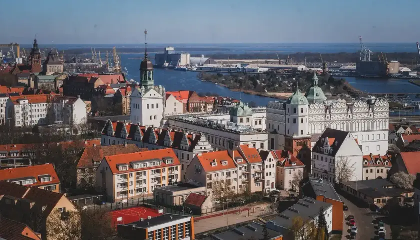 Widok na zamek i port w Szczecinie. Idealne miejsce, by odkrywać, co robić w Szczecinie, spacerując po urokliwym Starym Mieście i podziwiając panoramę.