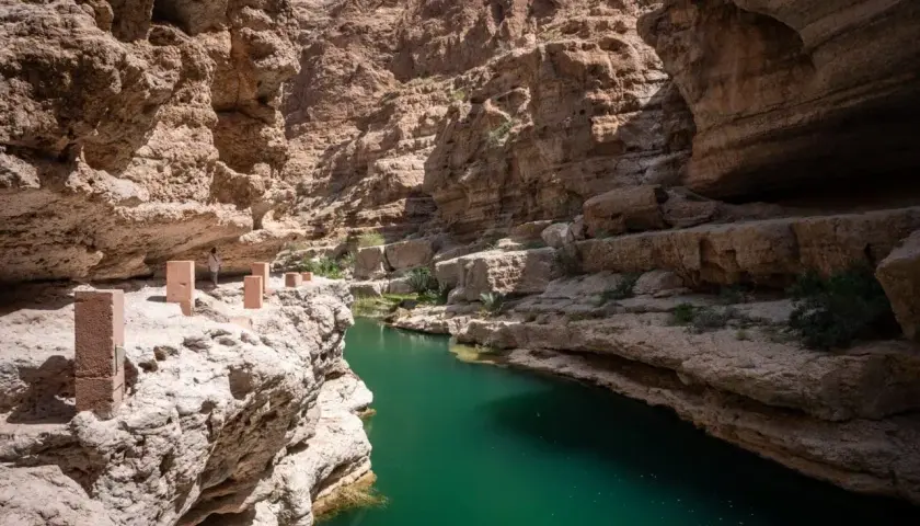 Wadi Shab w Oman. Czy jest bezpiecznie? Tak, szlak jest oznakowany, a woda kusi chłodem.