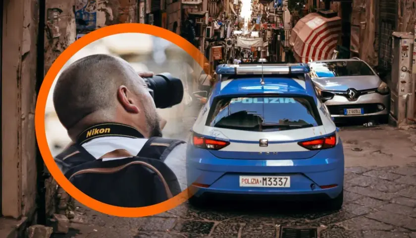 Fotograf robiący zdjęcia w wąskiej uliczce Neapolu, obok radiowozu. Czy Neapol jest bezpieczny?