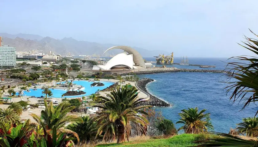 Widok na Audytorium w Santa Cruz de Tenerife, baseny i port. Idealne miejsce, by zobaczyć, co oferuje wyspa.