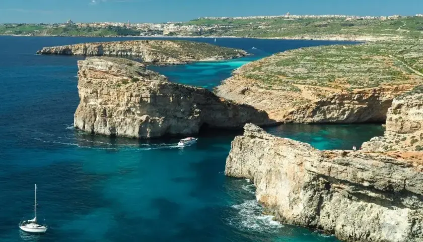 Malta w czerwcu: słoneczna pogoda, turkusowe morze, skaliste wybrzeże i łodzie. Idealne warunki do żeglowania i podziwiania krajobrazów.