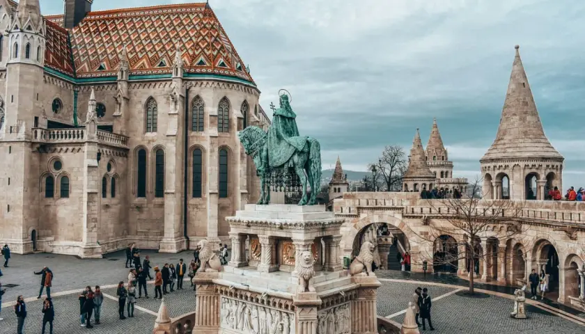 Wzgórze zamkowe w Budapeszcie z pomnikiem konnym i neogotycką architekturą.