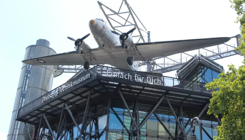 Samolot na dachu Deutsches Technikmuseum Berlin. Napis "Einfach für Dich!" zaprasza do zwiedzania.