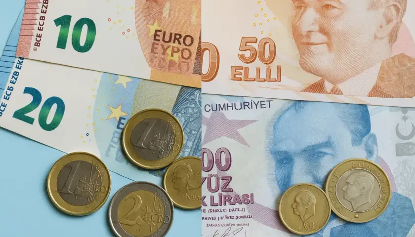 Euro i lira turecka. Na Cyprze używa się euro, więc to zestawienie pokazuje, jaka waluta na Cyprze jest oficjalna.