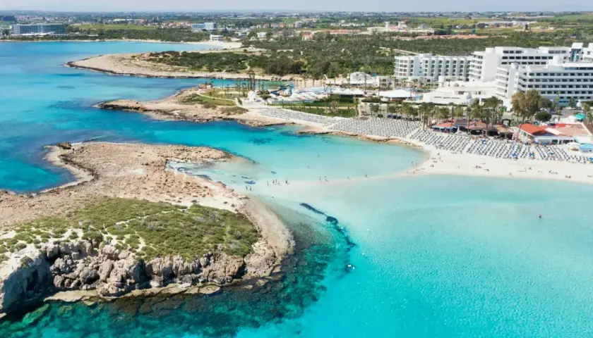 Piękne plaże i turkusowe morze na Cyprze. Czy Cypr jest bezpieczny? Tak, to idealne miejsce na wakacje pełne słońca i relaksu.