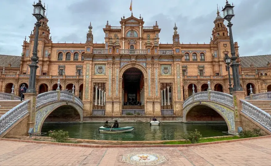 Plaza de España Sewilla - Jak zwiedzać bez tłumów i kosztów?