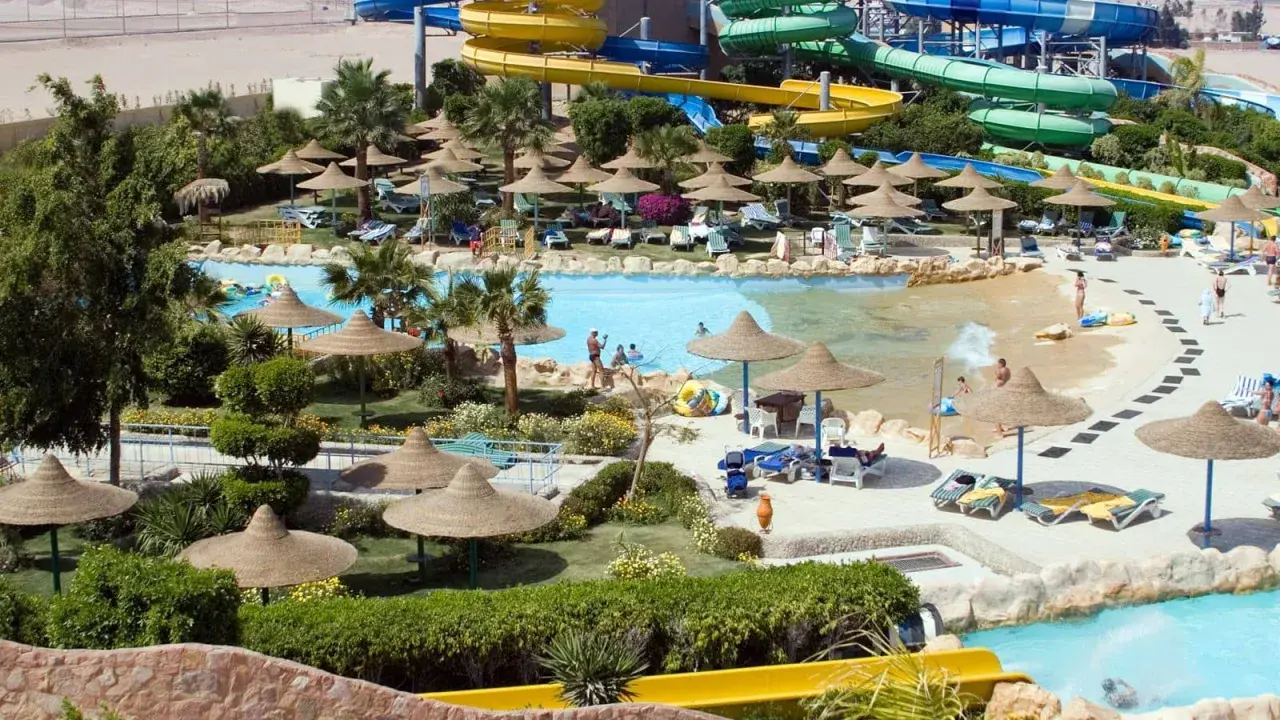 Wodne szaleństwo w Titanic Resort & Aquapark! Kolorowe zjeżdżalnie, baseny i palmy tworzą idealne miejsce na wakacyjny relaks.