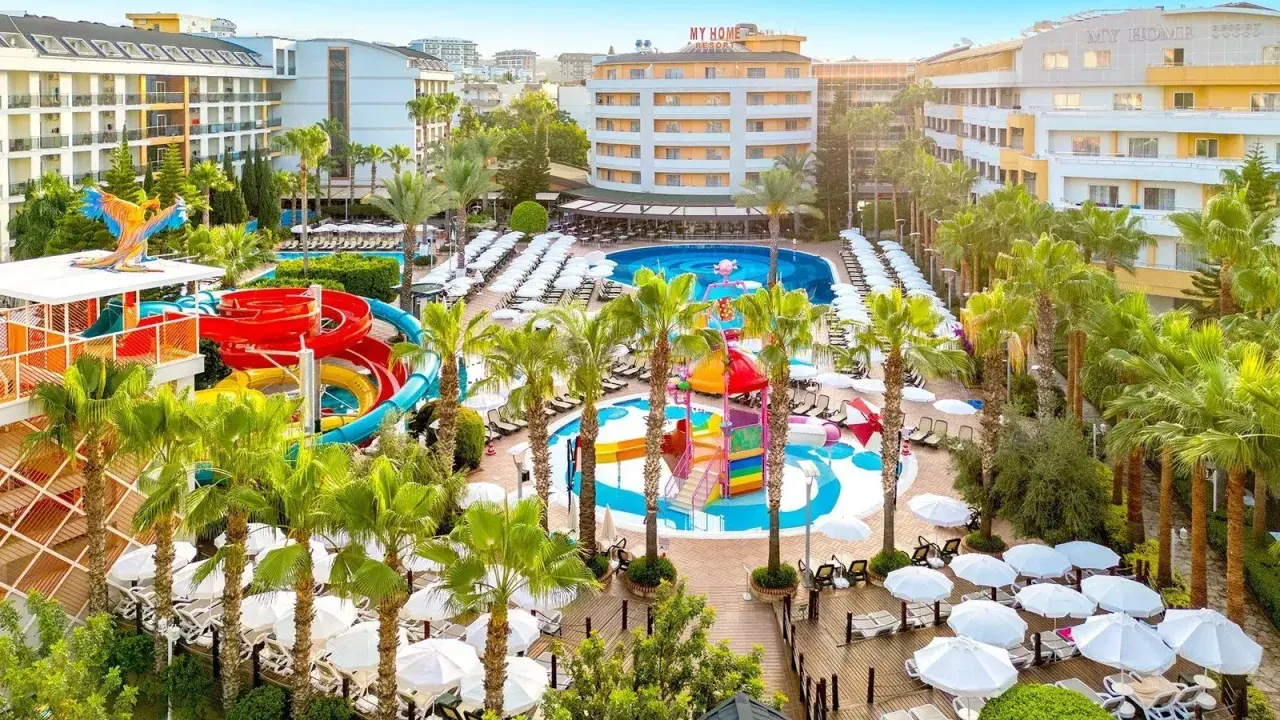 Rajskie wakacje w Seven Seas Palmeras Bay: zjeżdżalnie wodne, baseny i palmy. Idealne miejsce na relaks i zabawę.