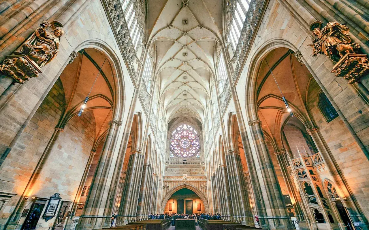 Wnętrze katedry św. Wita zachwyca gotycką architekturą, strzelistymi łukami i witrażową rozetą.