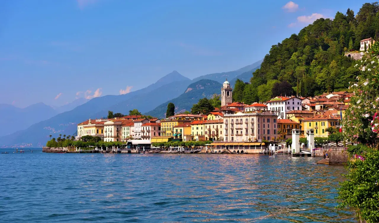 Widok na Bellagio: kolorowe kamienice nad jeziorem Como, góry w tle. Co zobaczyć w Bellagio?