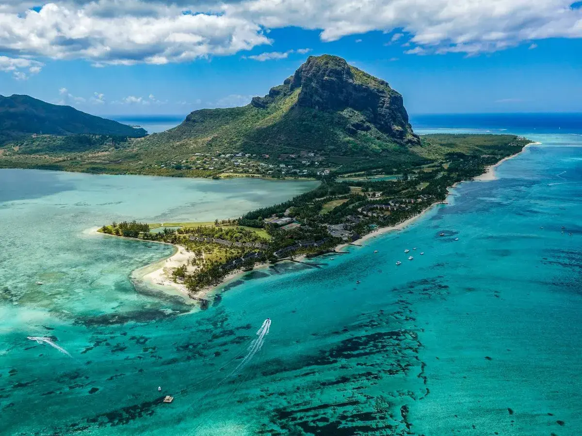 Mauritius, lipiec: słoneczna pogoda, turkusowa woda, plaże i góra Le Morne Brabant. Idealne warunki do wypoczynku.