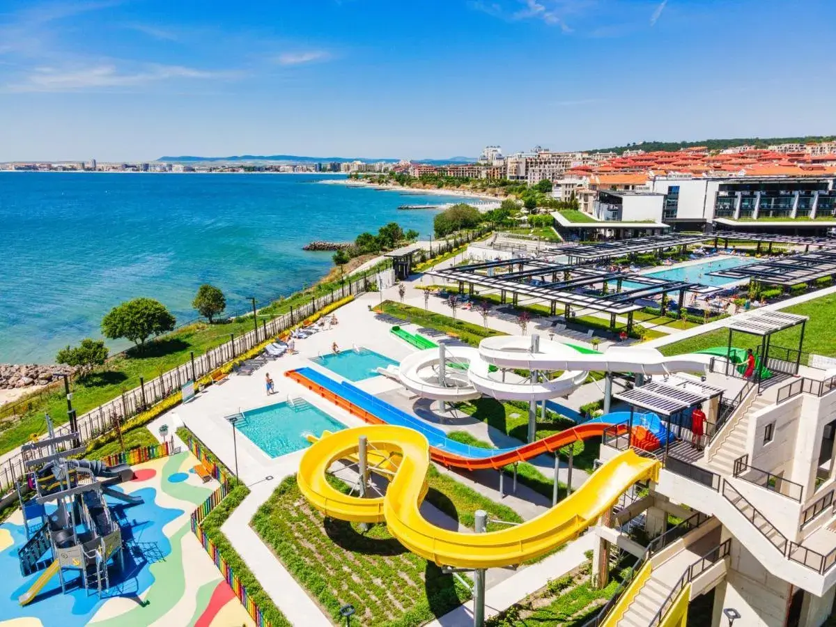 Wspaniały Voya Beach Resort z widokiem na morze. Wodne zjeżdżalnie, baseny i plac zabaw dla dzieci. Idealne miejsce na wakacje.