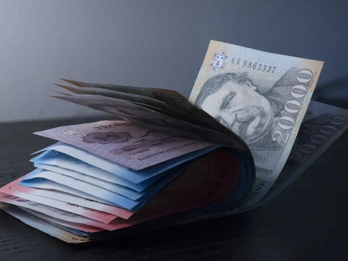 Stos banknotów węgierskich forintów. Czy na Węgrzech można płacić euro? Nie, tam używa się forintów.
