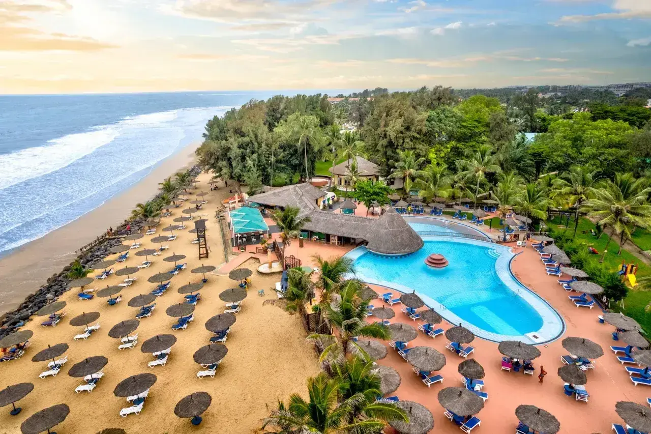 Rajski kurort nad oceanem w Gambii. Plaże, baseny i palmy – idealne miejsce, by zobaczyć, co oferuje Gambia.