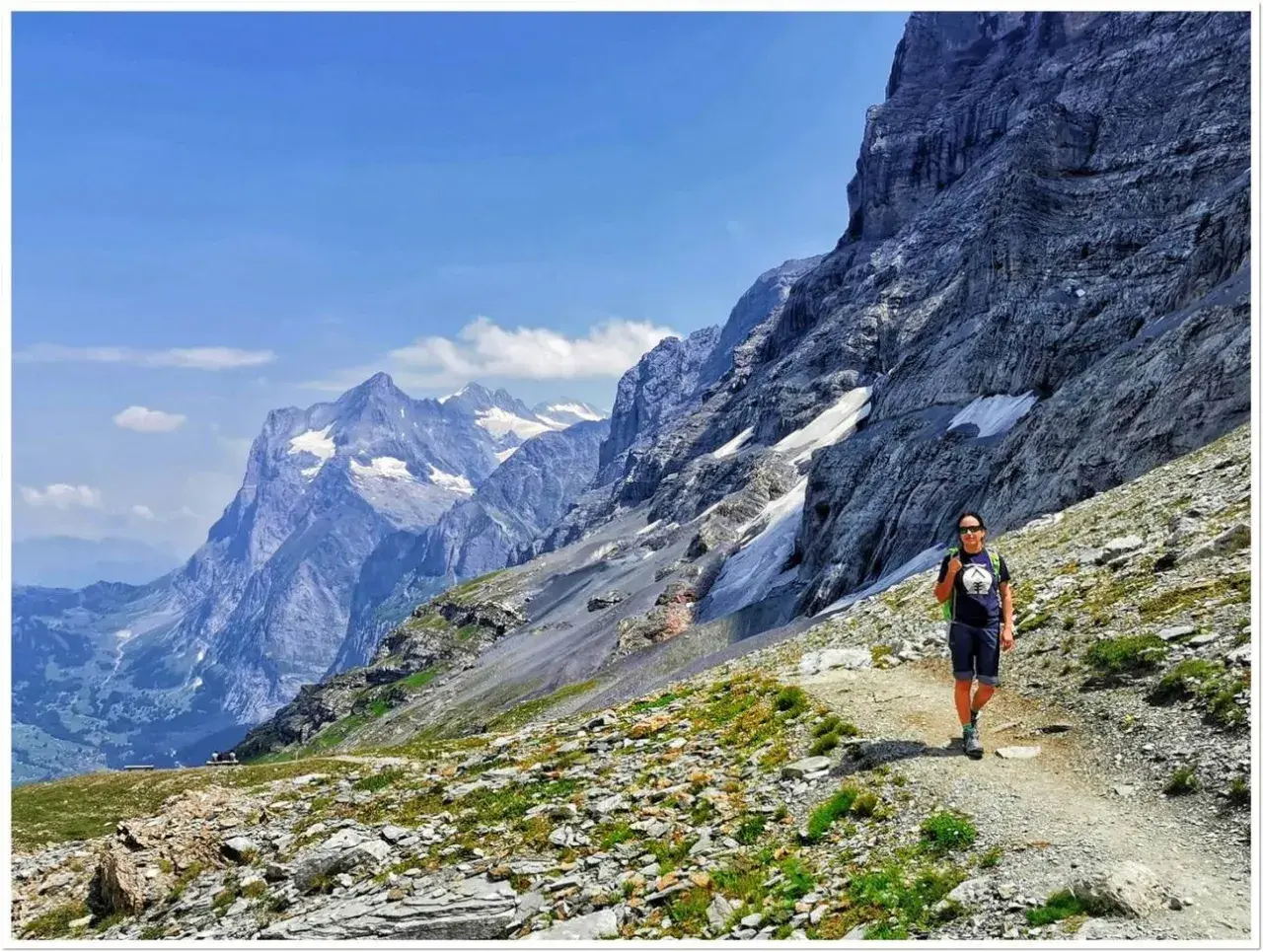 Wędrowiec na szlaku w Alpach. Widok zapiera dech w piersiach, idealne miejsce, by zobaczyć, co oferuje Szwajcaria.