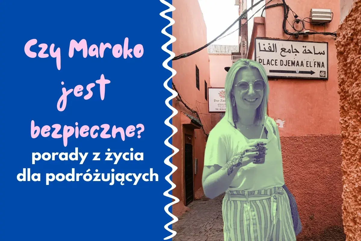 Kobieta z tatuażem na ręce uśmiecha się na tle uliczki w Maroku, gdzie znajduje się znak "Place Djemaa El Fna". Czy w Maroko jest bezpiecznie? Porady dla podróżujących.
